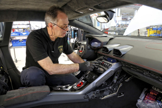 Illustration for article titled El minucioso proceso de construir un Lamborghini, foto a foto